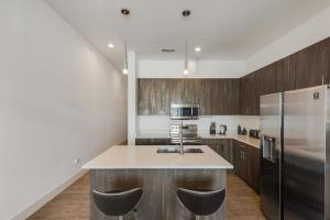 Sleek loft style 2BR I Gym I Parking I Workspace