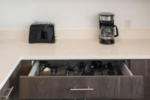 Sleek loft style 2BR I Gym I Parking I Workspace