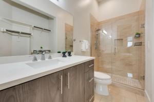 Sleek loft style 2BR I Gym I Parking I Workspace