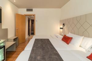 Double or Twin Room with Extra Bed room in Hotel City Express Santander Parayas