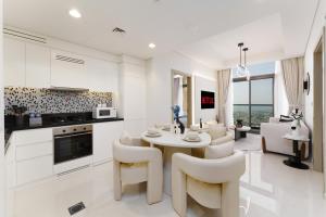 Aykon Luxury Sky Collection Suites with Balcony & Sea View by HSHOME