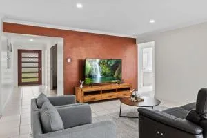 Stunning 4BR Home with Yard Parking Costco and Theme Park - Ormeau