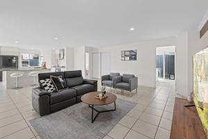 Stunning 4BR Home with Yard Parking Costco and Theme Park