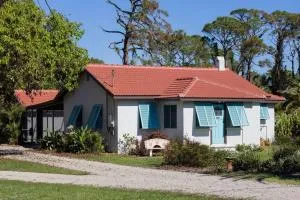 1mi to Beach Jungle Bungalow 1 acre with Pool - إنغلوود