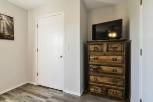 Vineyard Escape near The Strip and SDC!