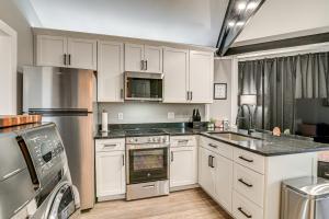 7 Mi to Ocean Myrtle Beach Condo with Deck