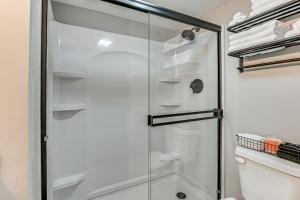 7 Mi to Ocean Myrtle Beach Condo with Deck