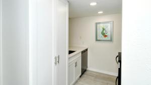 LaPlaya 104E Perfectly located near the path to the beach just steps from the pool