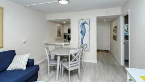 LaPlaya 104E Perfectly located near the path to the beach just steps from the pool