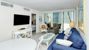 LaPlaya 104E Perfectly located near the path to the beach just steps from the pool