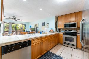 Your Maui Getaway-Walk to the Beach, Pool, Hot Tub LSV14
