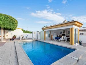 PMT26 - Large Villa, with private garden and pool