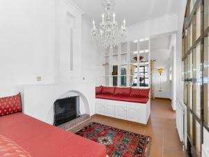 PMT26 - Large Villa, with private garden and pool