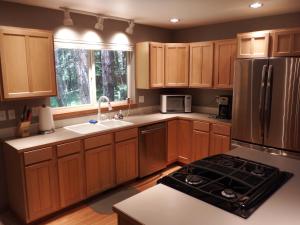 Chalet-style cabin near Mt. Rainier and Crystal