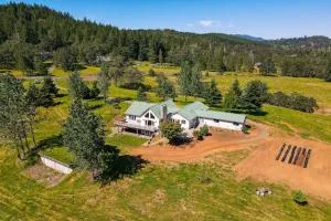 Vineyard Farmhouse in Oakland with Hot Tub! - Sutherlin