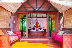 Ampazôny Oasis Lodge - Helodrano Mahajambe