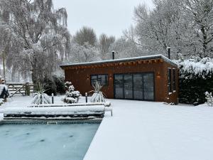 Richmond Hill Cottages, Exclusive 6 bedroom Farm House, Markington with heated pool