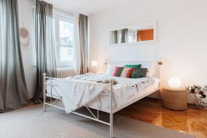 Sunny Apartments with Terrace & River View Old Town