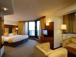 Family Room (2 Adults + 1 Child) room in The View Hotel