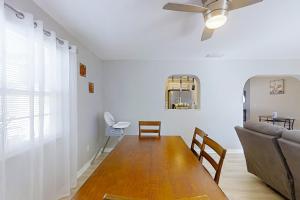 Pristine Palms House in Palm Coast with enclosed pool & full kitchen