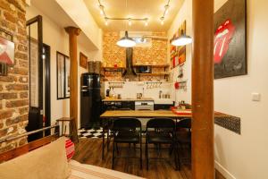 Montmartre Rue des Martyrs Loft with AC, 4-7 PEO