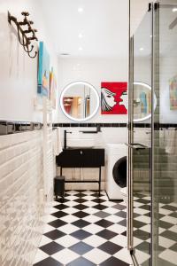 Montmartre Rue des Martyrs Loft with AC, 4-7 PEO