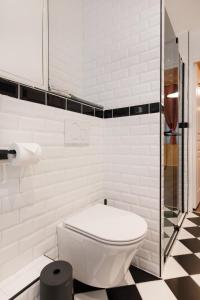 Montmartre Rue des Martyrs Loft with AC, 4-7 PEO