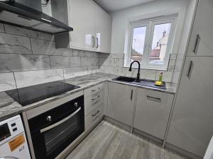 Jasmins House, 2 bedroom, Private Parking