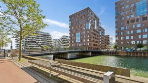 Best Private Seaview Apartment - 2 Balconies, 11th Floor, Elevator, Friendly Lively Area