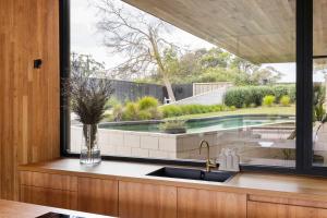 Lumiere - Gas Heated Pool & Stroll to Beach