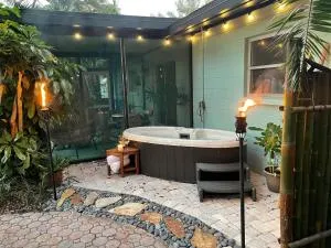 Palma Sola Oasis! Cozy tropical home with Putting Green & Spa minutes from AMI! - Palma Sola Park