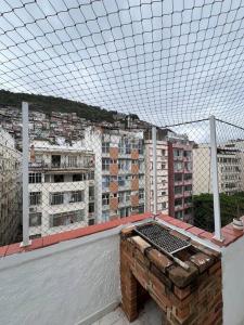 Excelente cobertura inteira com vista a Favela para grupos o familias