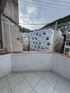 Excelente cobertura inteira com vista a Favela para grupos o familias