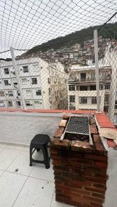 Excelente cobertura inteira com vista a Favela para grupos o familias