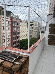 Excelente cobertura inteira com vista a Favela para grupos o familias