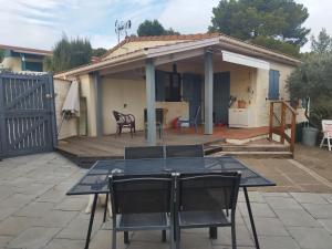 Maisons de vacances Jolie petite Maison, Clim, residence avec piscine a 5mn circuit Paul Ricard : photos des chambres