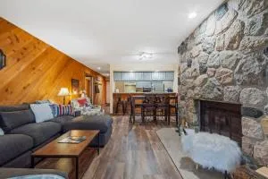 Large 2 Floor Condo, Pool Pass, Beach Club, walk to Shanty Creek - Alden