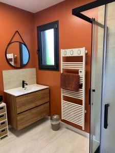 Maisons de vacances Gites Rozanna avec acces detente SPA JACUZZI : photos des chambres