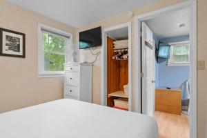 Sunset Shores - Tiger Lily Cabin #5 by Simple Life Rentals