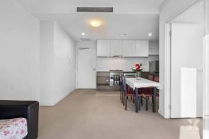 CBD Apt on 48 floor with City and Harbour views