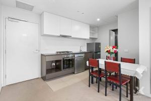 CBD Apt on 48 floor with City and Harbour views