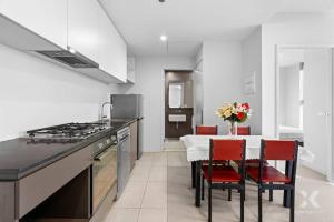 CBD Apt on 48 floor with City and Harbour views
