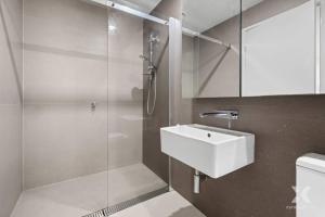 CBD Apt on 48 floor with City and Harbour views