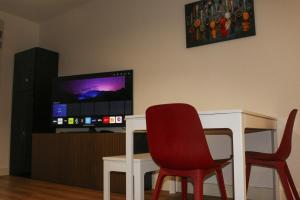 Imperial Stays- Parking, 4K TVs, Central, WIFI and more!