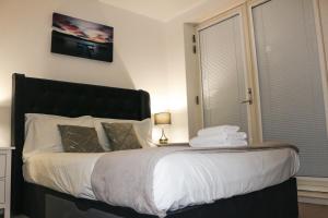 Imperial Stays- Parking, 4K TVs, Central, WIFI and more!