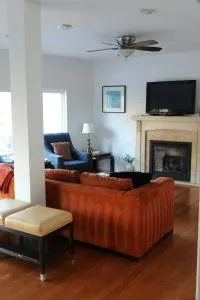 Quiet Relaxing Waterfront Suisse Chalet - Arnold