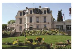 Appartements Mini-studio avec kitchenette OU chambre confort avec frigo et TV - Parking en option sur resa ! : Chambre Double - Vue sur Jardin