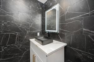 Comfy 2BR in Prime Spot with Free Parking and Pool