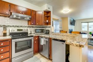 1 Mi to Dtwn Cozy Condo in Anchorage!