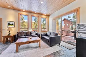 3BR Mountain Retreat with Hot Tub